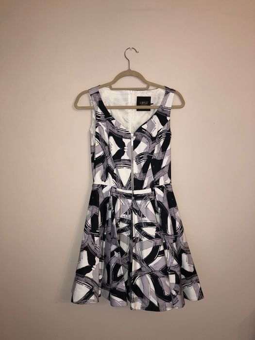 Elegancka sukienka ze wzorami