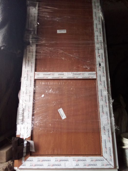 Двері вхідні , зовнішні   металопластикові.