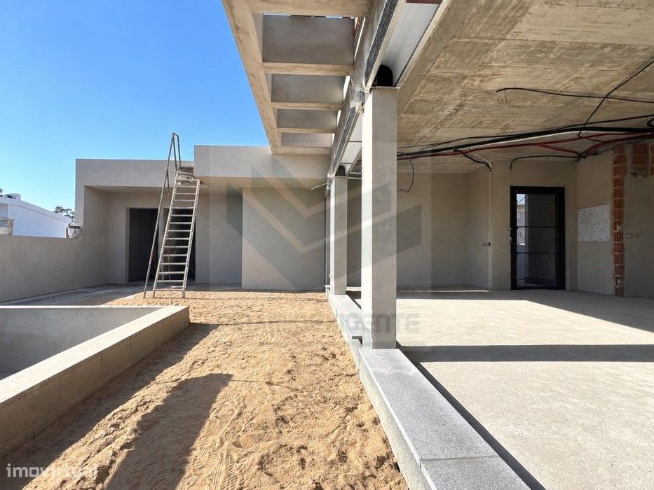 Moradia T3 Independente -Piscina, Garagem e Lavandaria - Azeitão