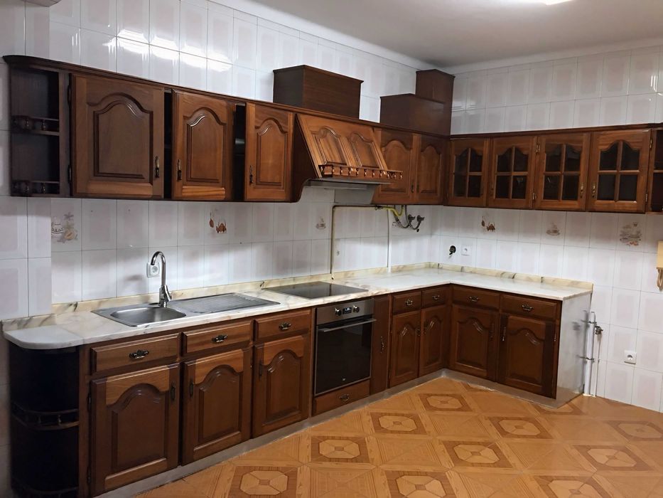 Apartamento T3 com Sótão Equipado e Duas Garagens