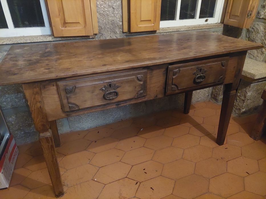 Mesa madeira maciça com 2 gavetas