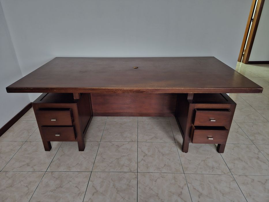 Vendo Secretária em bom estado com 4 gavetas de apoio