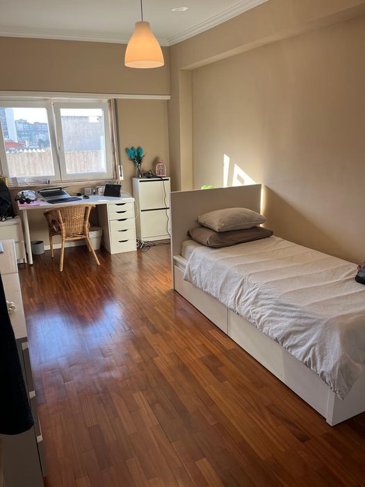 Quarto com roupeiro embutido em Queluz, entrada imediata