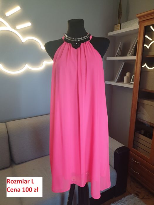 Sukienka z dekoltem typu halter z niewysoką stójką