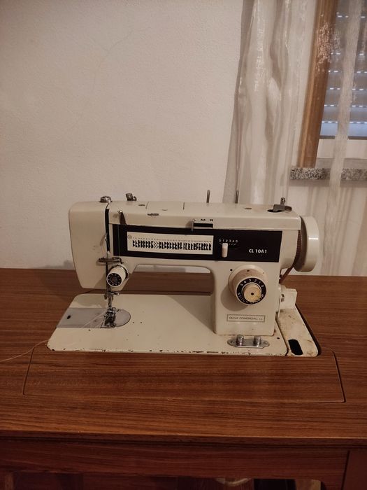 Máquina de costura Oliva + Mesa de suporte (a trabalhar)