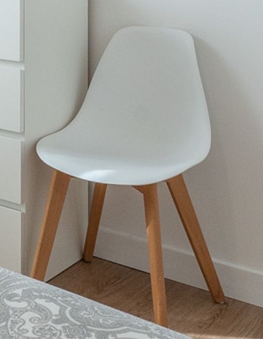 Cadeira em polipropileno com estrutura em madeira faia