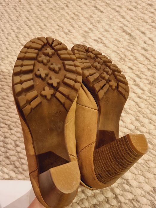 Zamszowe botki na obcasie