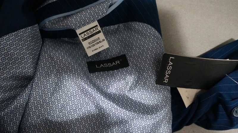 Garnitur Nowy Dwurzędowy Lassar Rozmiar od 176 po 188 Granatowy Prążki