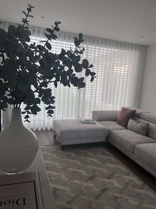 Sofa bege anti manchas e pet friendly com puff