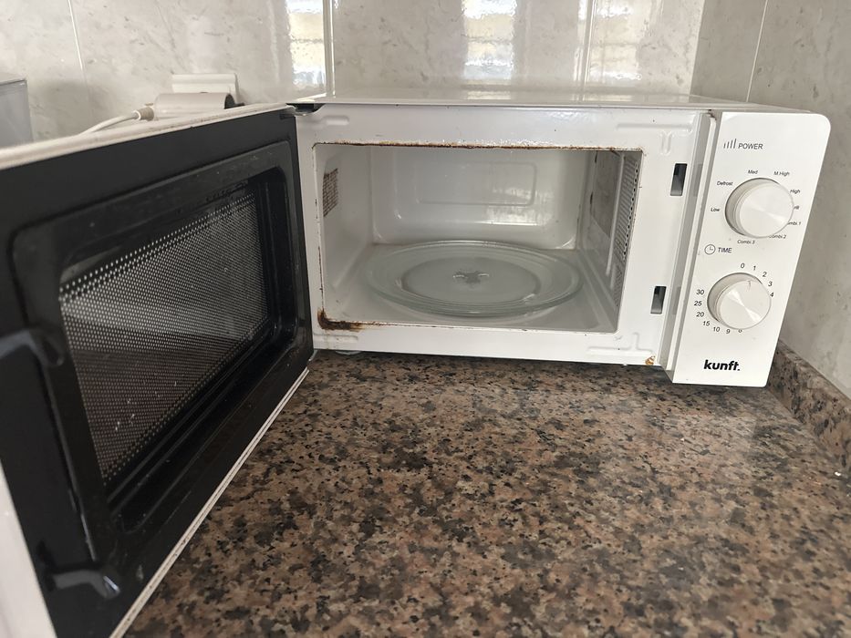 Microondas com algumas marcas de ferrugem mas a funcionar