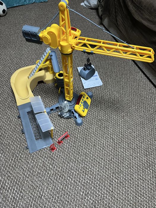 Підйомний кран на пульті будівельний