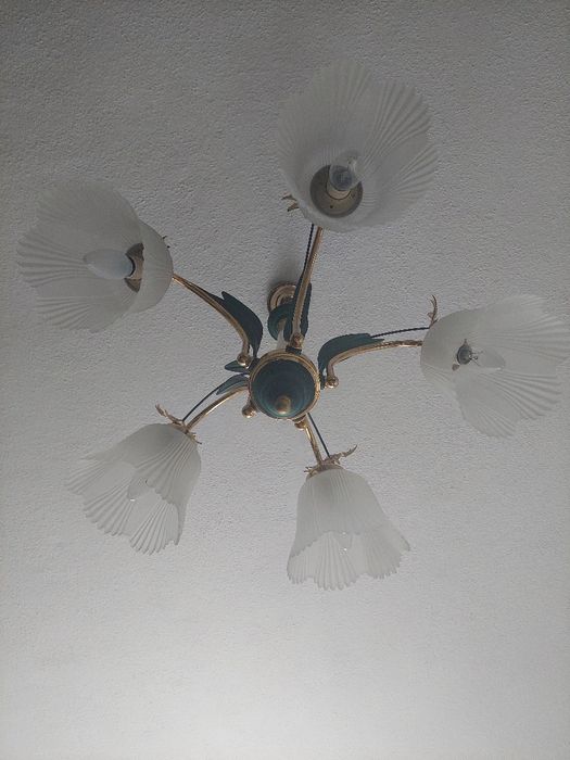 Candeeiro de tecto em tons de verde e dourado.