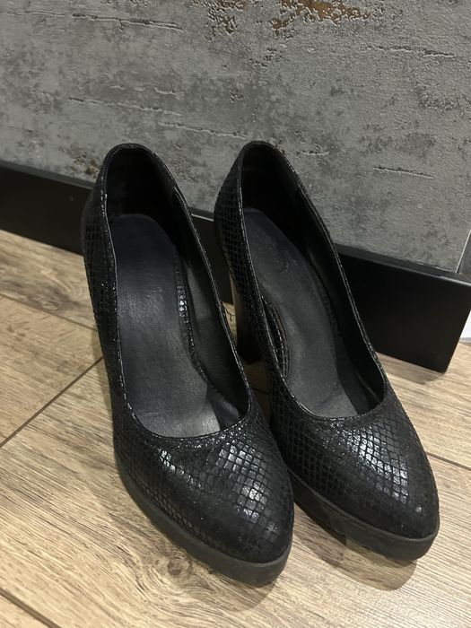 Klasyczne, czarne buty na obcasie