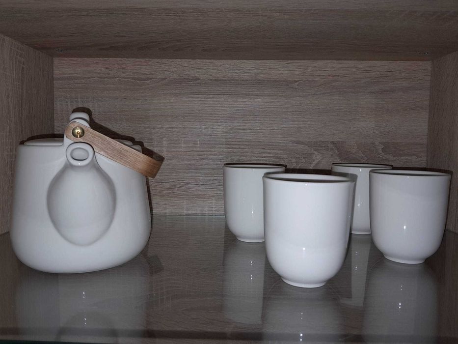 Conjunto de bule e chávenas de chá