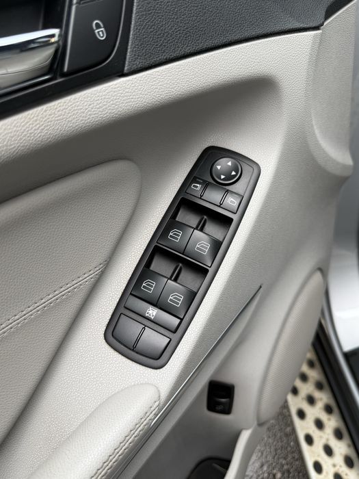 Офіційний Mercedes-Benz ML 350
