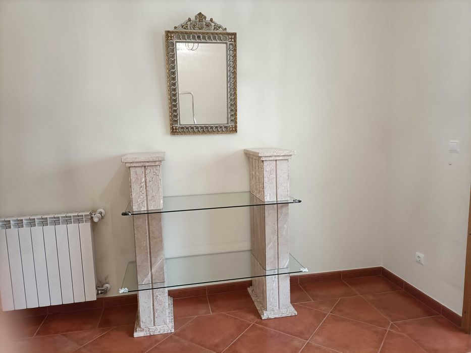 Estante em mármore e vidro