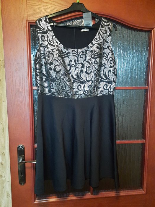 Sukienka czarna rozkloszowana.