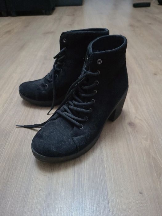 Botki zamszowe na słupku