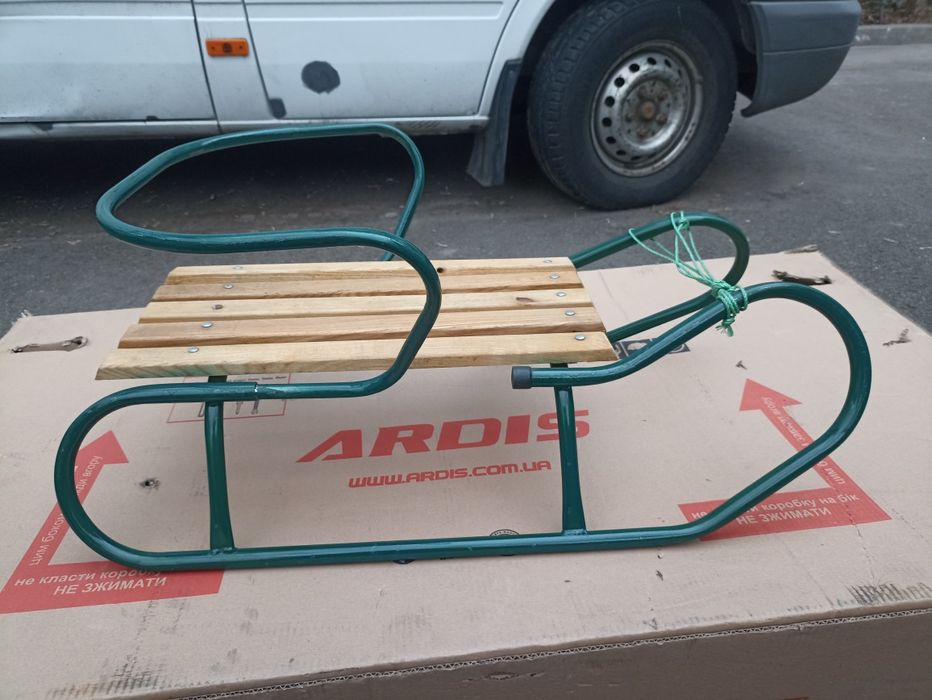 Санки как для детей так и для взрослых.