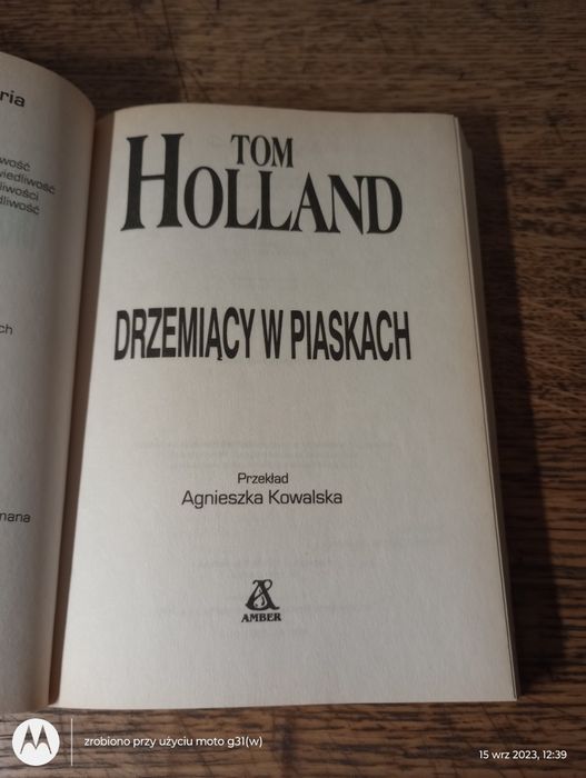 Drzemiący w piaskach. Tom Holland