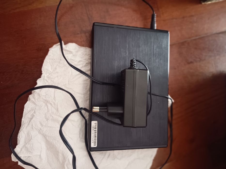 Eu vendo caixa externa para inserir um disco rígido de 3,5". Disco rígido grande chamado hdd.