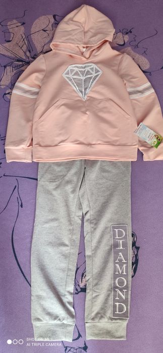 Новий костюм з бірками на дівчинку