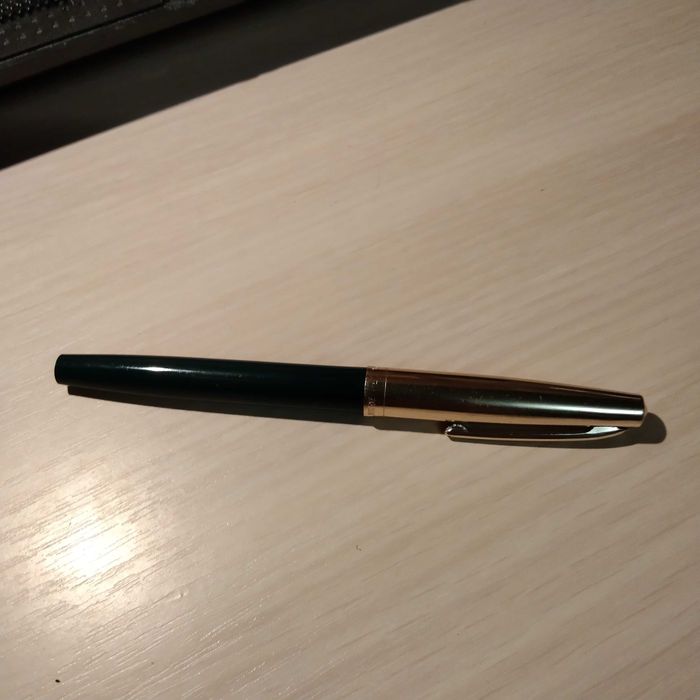 Ручка с золотым закрытым пером