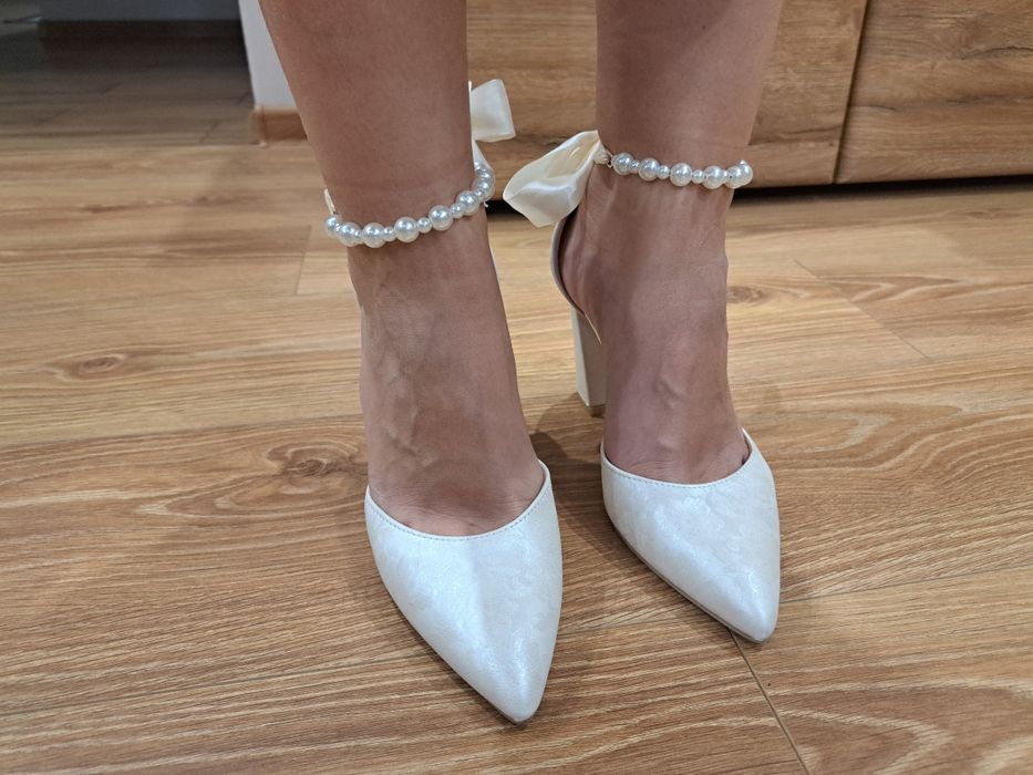 Kremowe buty z perełkami