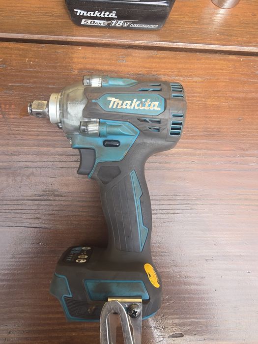 Akumulatorowy klucz udarowy Makita DTW 300, 2x 18V-5,0Ah, ładowarka