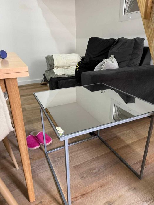 Mesa pequena de sala / sofá de metal e base espelho de vidro. Tampo 55 cm e altura 50 cm