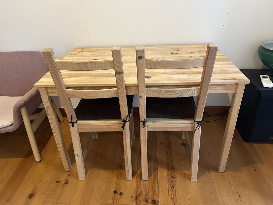 Mesa IKEA INGO em pinho maciço + 2 cadeiras IVAR