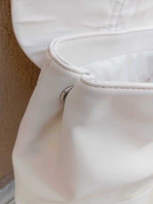 Mochila bege com cliques ajustável