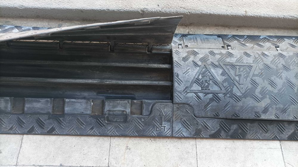 Baixar o preçO: Passa cabos Adam Hall. Tampa de proteção