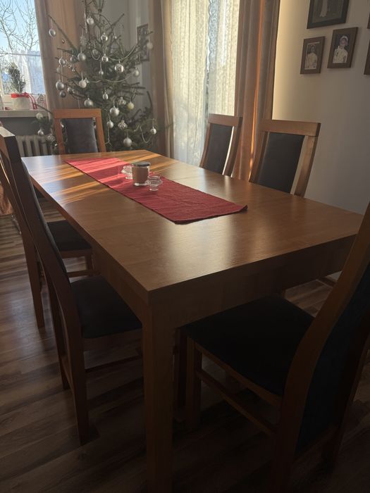 Duży stół z krzesłami