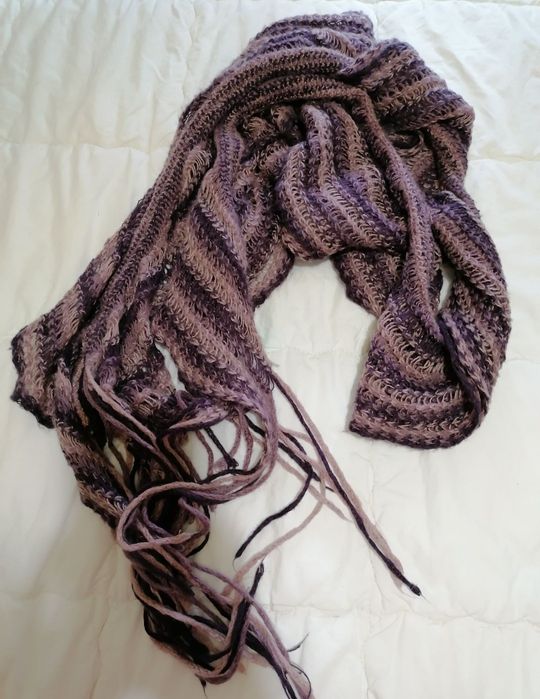 Cachecol em lã. Roxo. Usado.