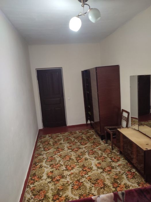 Продаж  просторої квартири з додатковими земельними ділянками