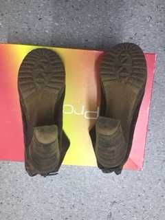 Botins Camurça - Marca Prof - Cor castanha -Tam 38