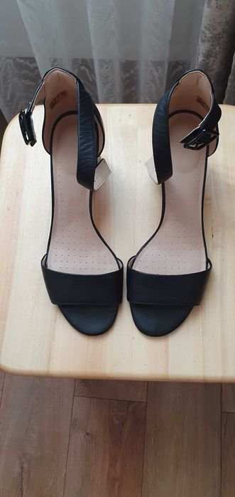 Босоніжки Clarks Deva Mae 39 р