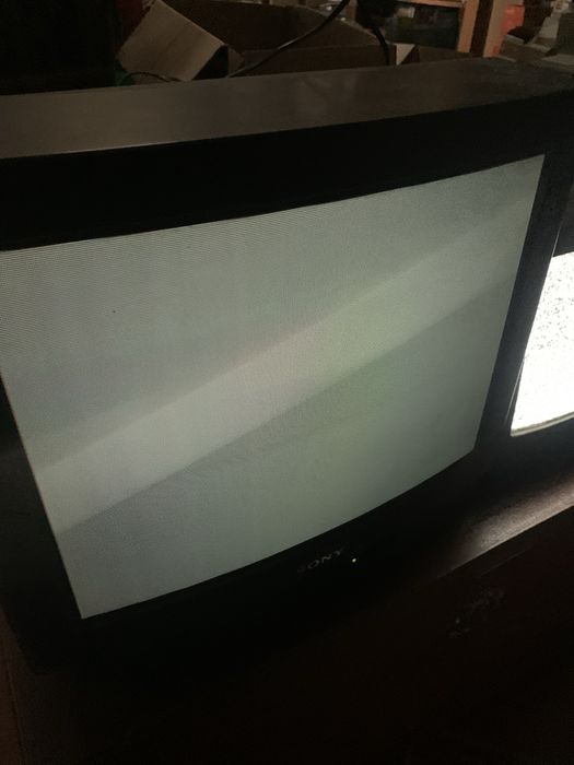 2 televisoes antigas a funcionar