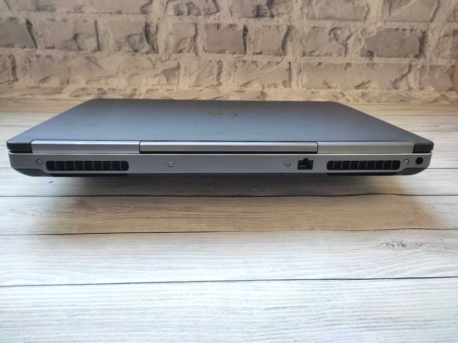 Dell Precision 7710 17.3" FHD i7-6820HQ/16GB/250GB/Nvidia M3000M 4GB