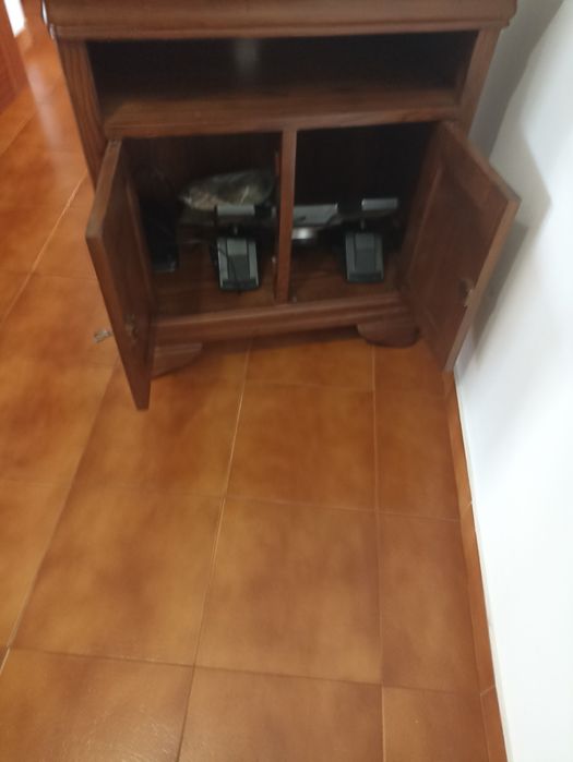 Mesa tv com parte de cima rotativa