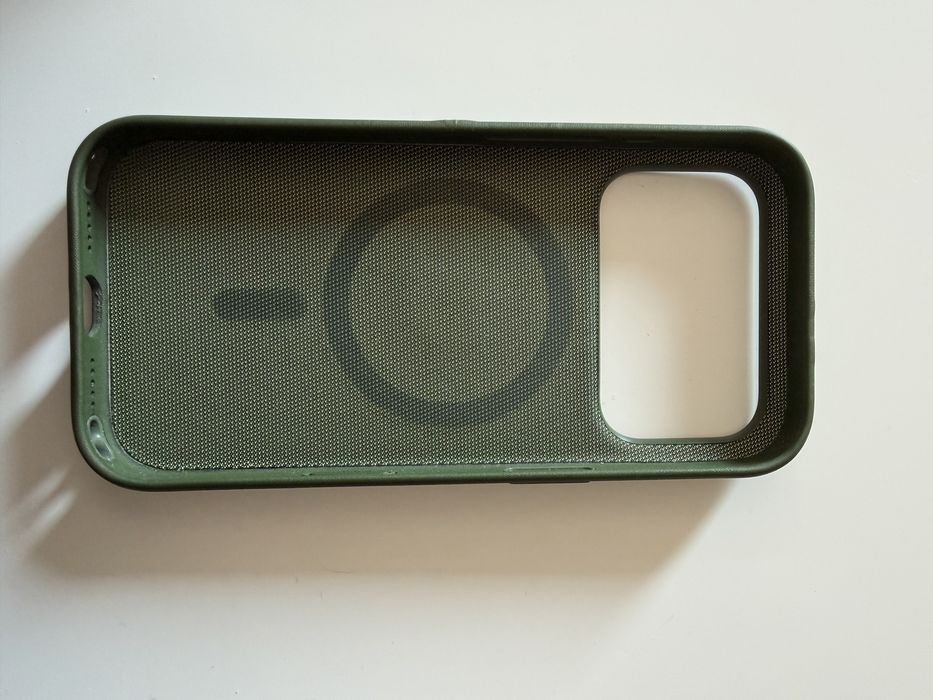 Ciemnozielone etui TechWoven Iphone 17pro