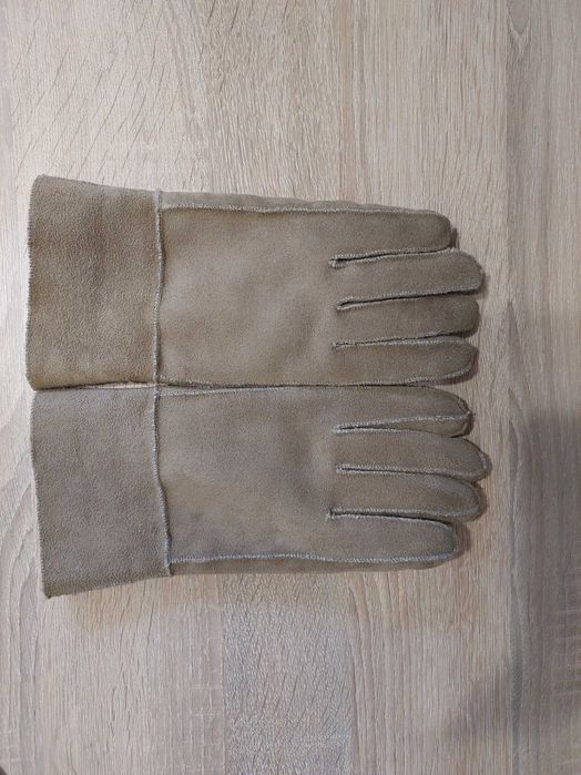 Zamszowe rękawiczki w beżu, eleganckie, miękkie