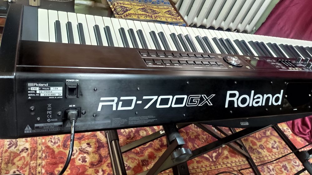 Продам сценическое электропиано Roland RD-700GX