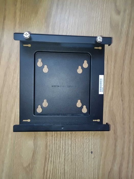 Системный блок Lenovo ThinkCentre M710q с креплением для монитора.