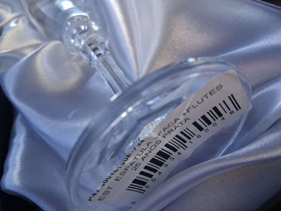 Copos de champanhe e talheres de corte de bolo