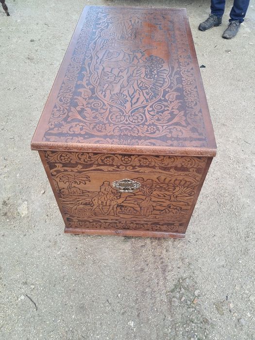 Arca em madeira macica trabalhada