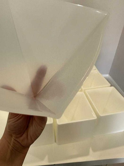 Molde de silicone 15 cm em piramide para artesanato em epoxy, velas...