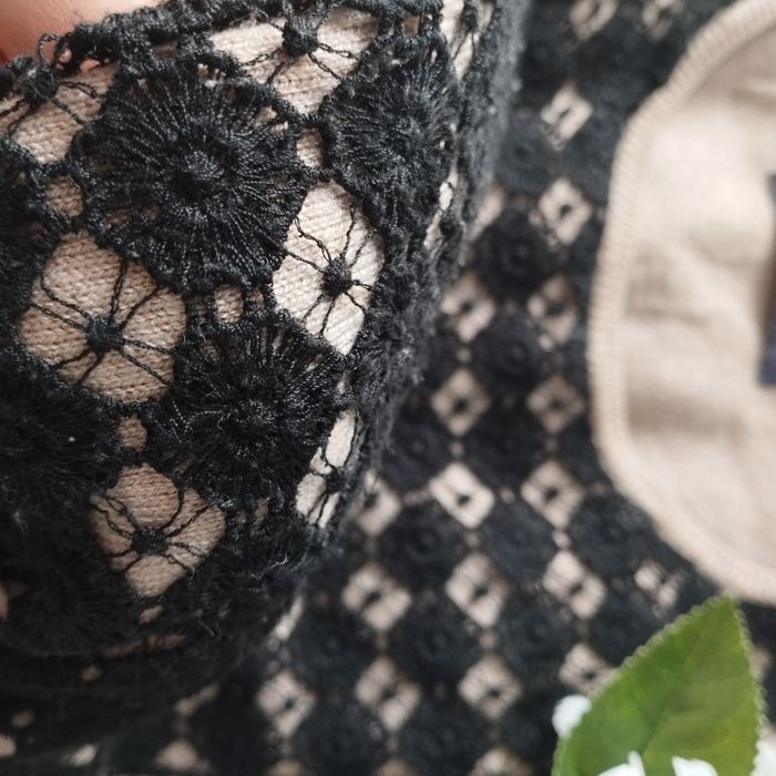 Beżowy sweter M&S Collection L z koronką – elegancki i wygodny