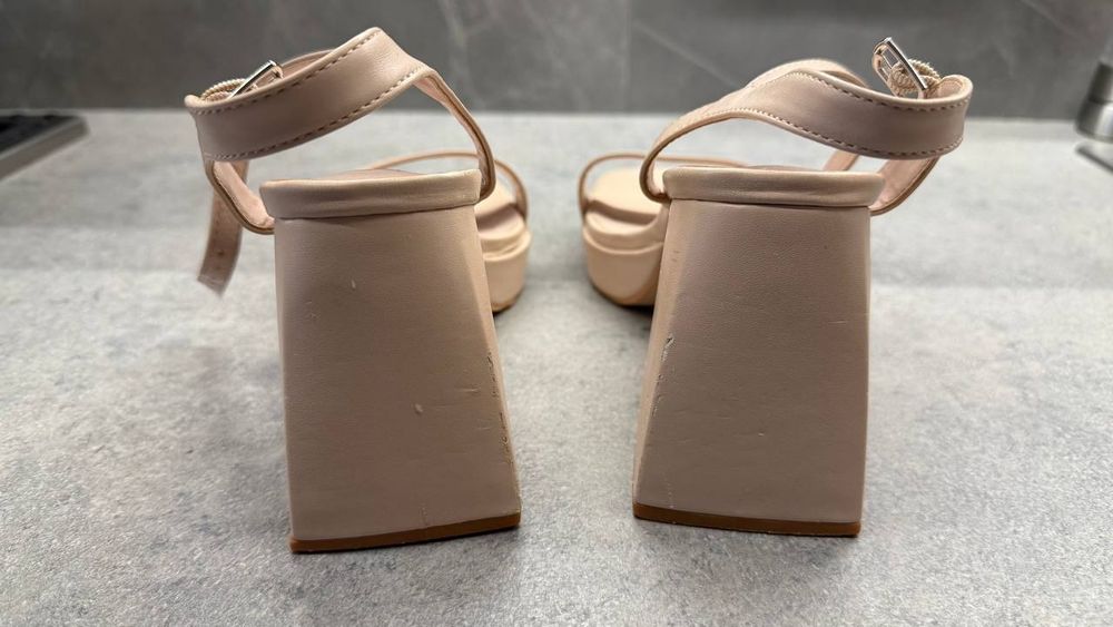 Жіночі бежеві босоніжки DeeZee 36 р